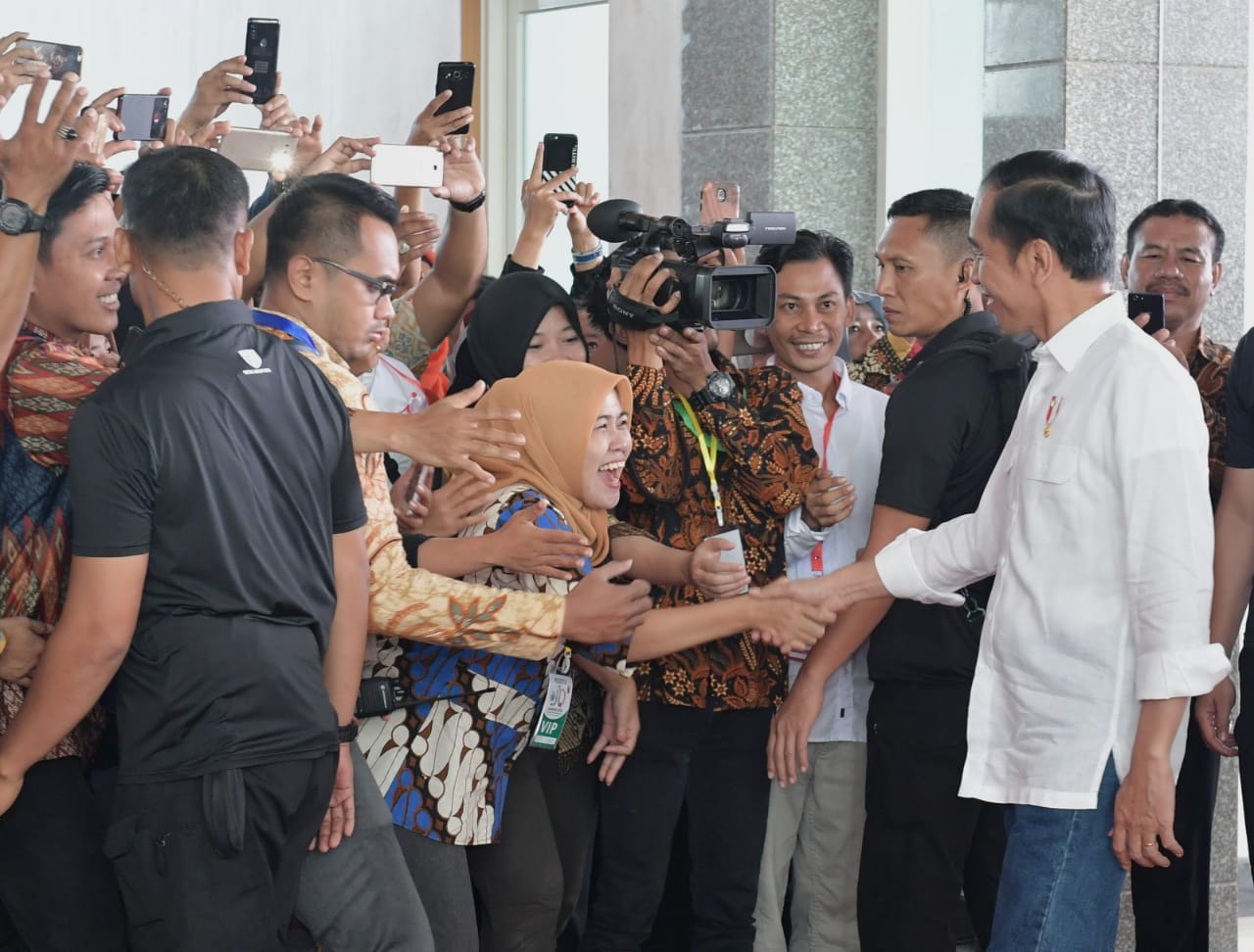 AKRAB: Presiden pada acara Evaluasi Kebijakan Pembangunan dan Pemberdayaan Masyarakat Desa Tahun 2018 yang diadakan di Kota Makassar, Sulawesi Selatan, Sabtu, 22 Desember 2018. (Foto: setneg for ngopibareng.id)