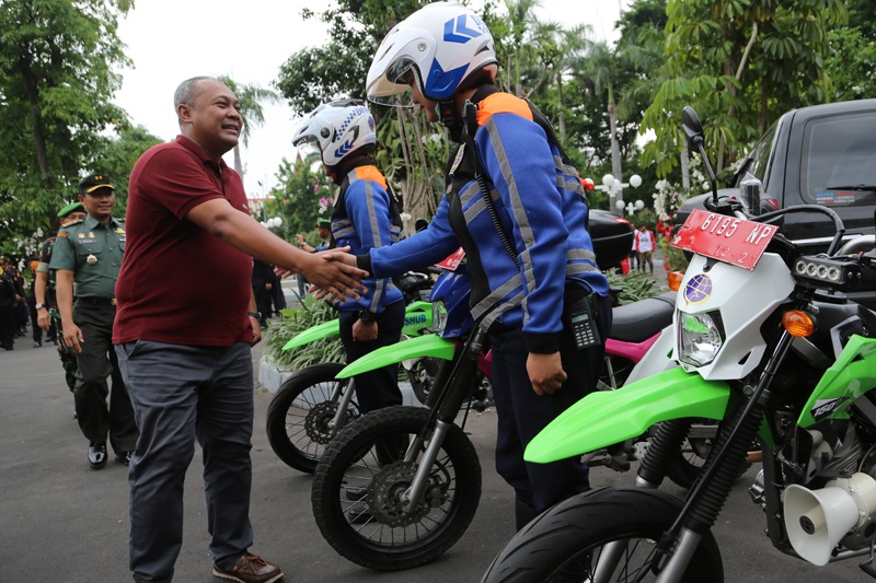 Pemerintah Kota Surabaya menggelar apel pengamanan Hari Raya Natal 2018 dan malam tahun baru 2018 di Taman Surya Balai Kota Surabaya, Sabtu, 22 Desember 2018.