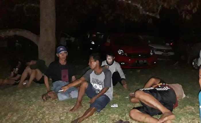 Warga Pantai Pandeglang, Banten, mengungsi dari rumah mereka hari Sabtu malam. (Foto:Detik.Com)