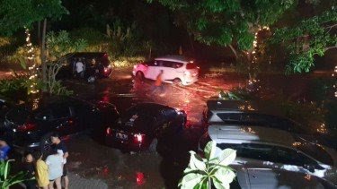 Gelombang tsunami di pantai Anyer. Foto: istimewa