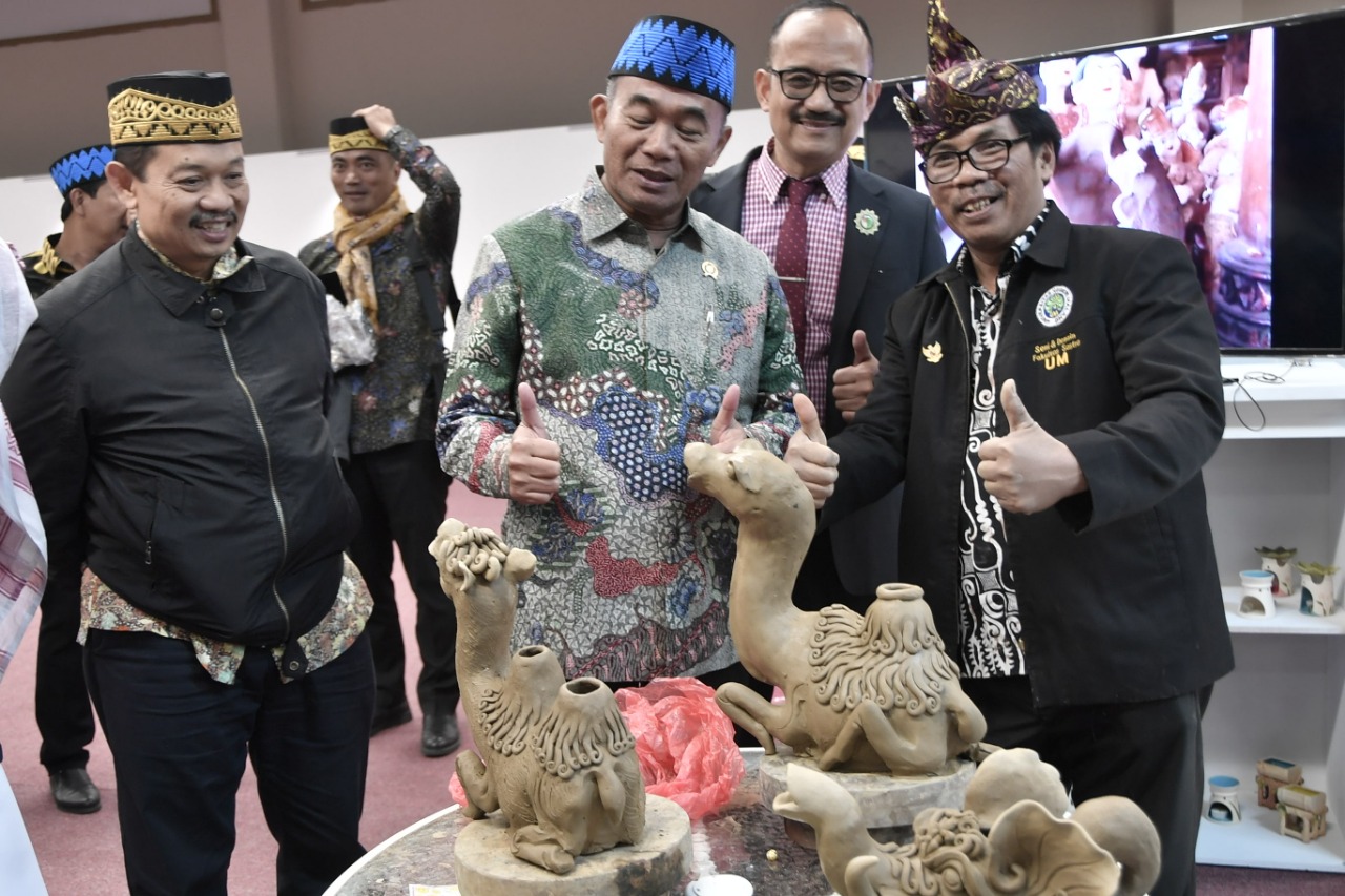 MENINJAU: Mendikbud, Muhadjir Effendy tengah meninjau salah satu sudut Festival Janadriyah. (Foto: dikbud for ngopibareng.id)