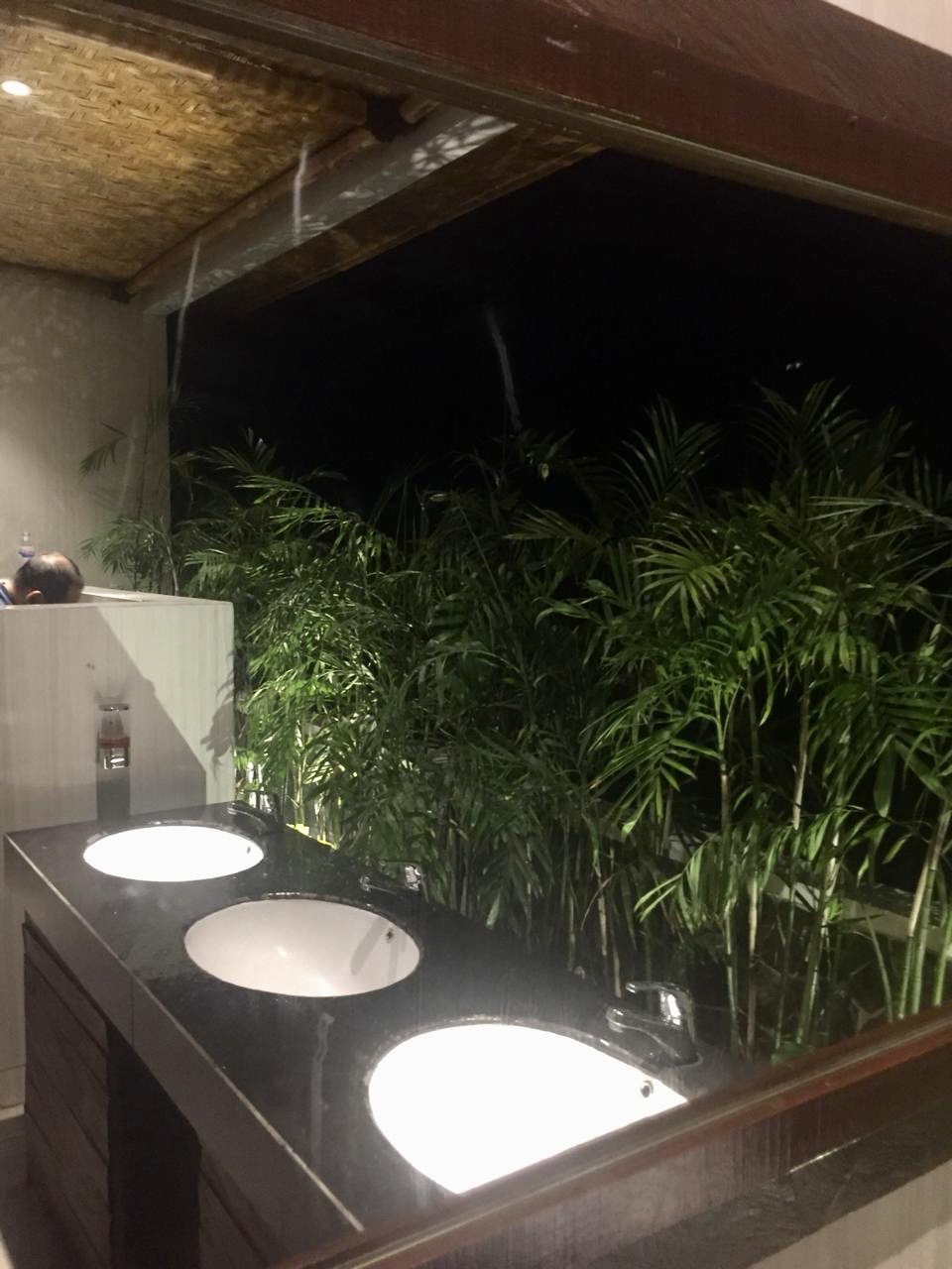Toilet di rest area yang memanjakan mata pengunanya. (Foto Nabielkhan/ngopibareng)