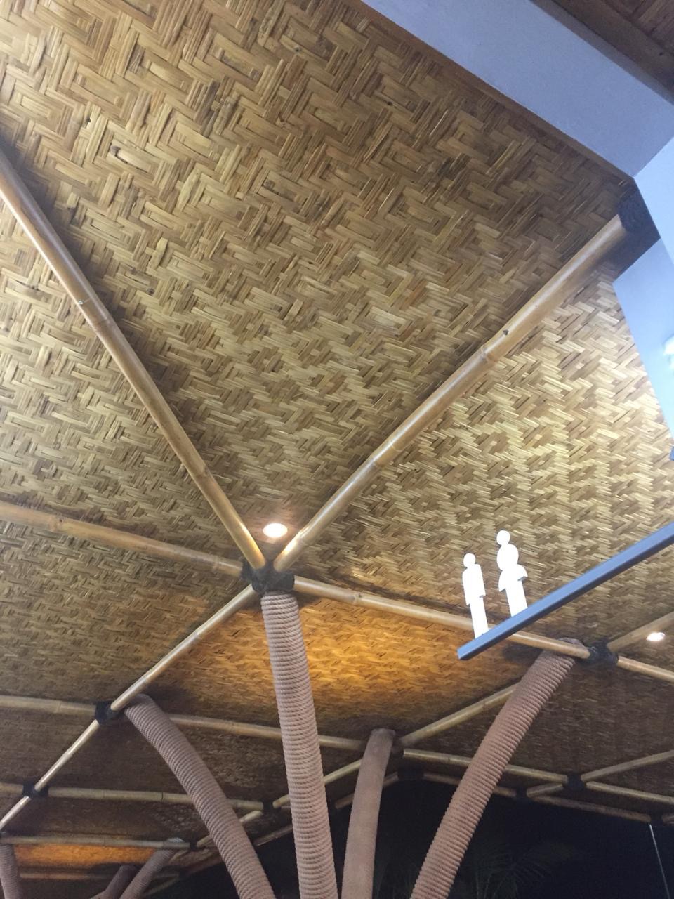Interior asyik di rest area 597. Artistik tak menjemukan. (Foto nabielkhan/ngopibareng)