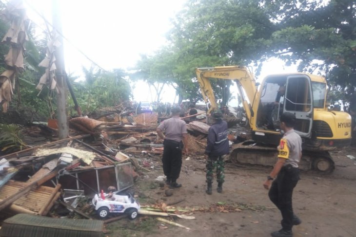 Kondisi pasca-tsunami Selat Sunda di pesisir kawasan Cinangka, Kabupaten Serang, Banten, jalan menuju arah pantai Carita ( Foto: Antara/Susmiatun)