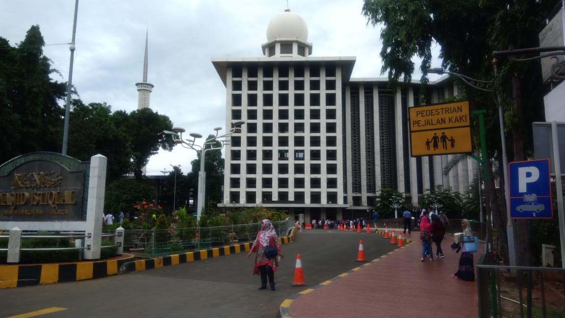 MARAK: Masjid Istiqlal, ramai dikunjungi. (Foto: asmanu/ngopibareng.id)