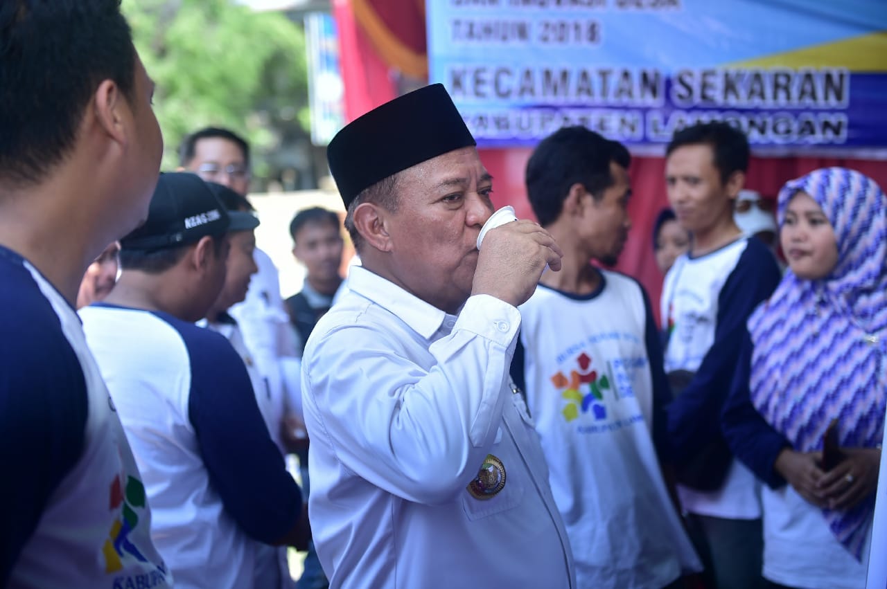 Bupati Lamongan, Fadeli sedang menikmati kopi mangrove buatan BUMDesa Tunggul. (Foto: Totok/ngopibareng.id)