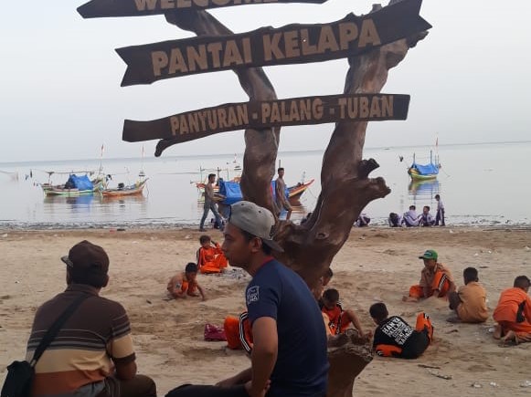 Wisata pantai kelapa menawarkan selain keindahan laut juga pesona jejeran pohon kelapa (Foto: Totok/ngopibareng.id)