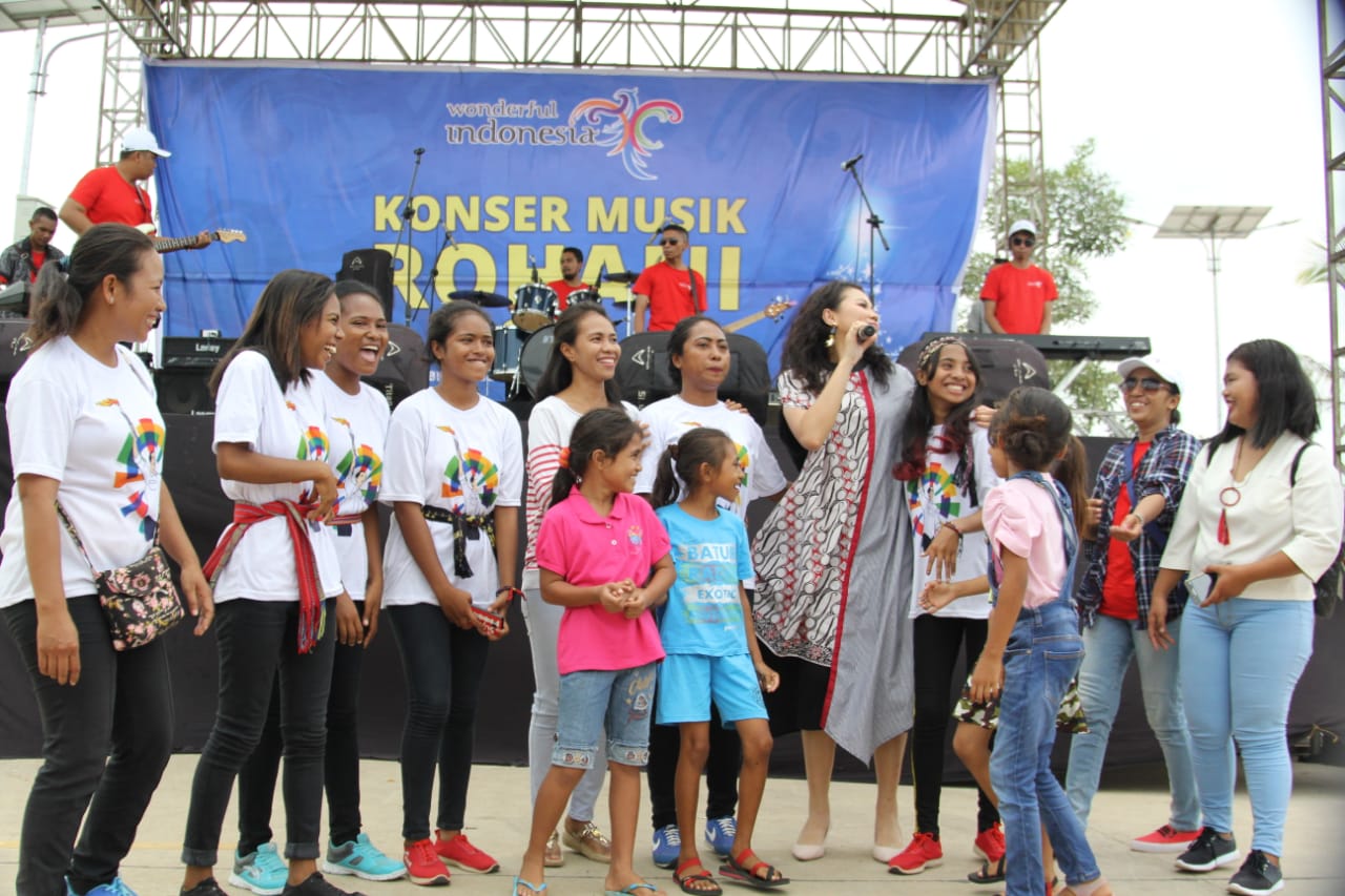 Mengajak warga lokal untuk menyanyi bersama. foto:kemenpar