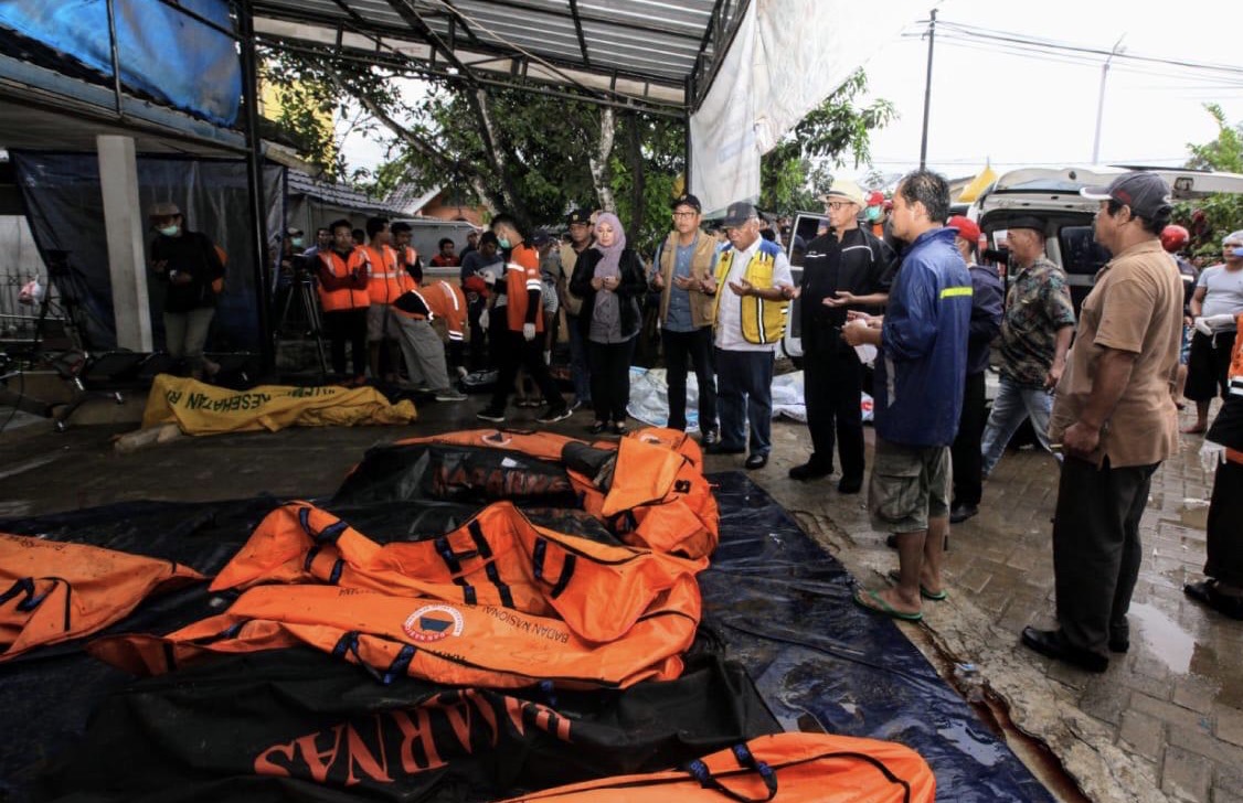 Menteri PUPR Basuki Hadimuljono berdoa di dekat korban Tsunami Selat Sunda. Foto: KemenPUPR