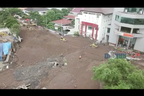 Kondisi Jalan Gubeng ambles terkini. Foto: IG/trirismaharini.