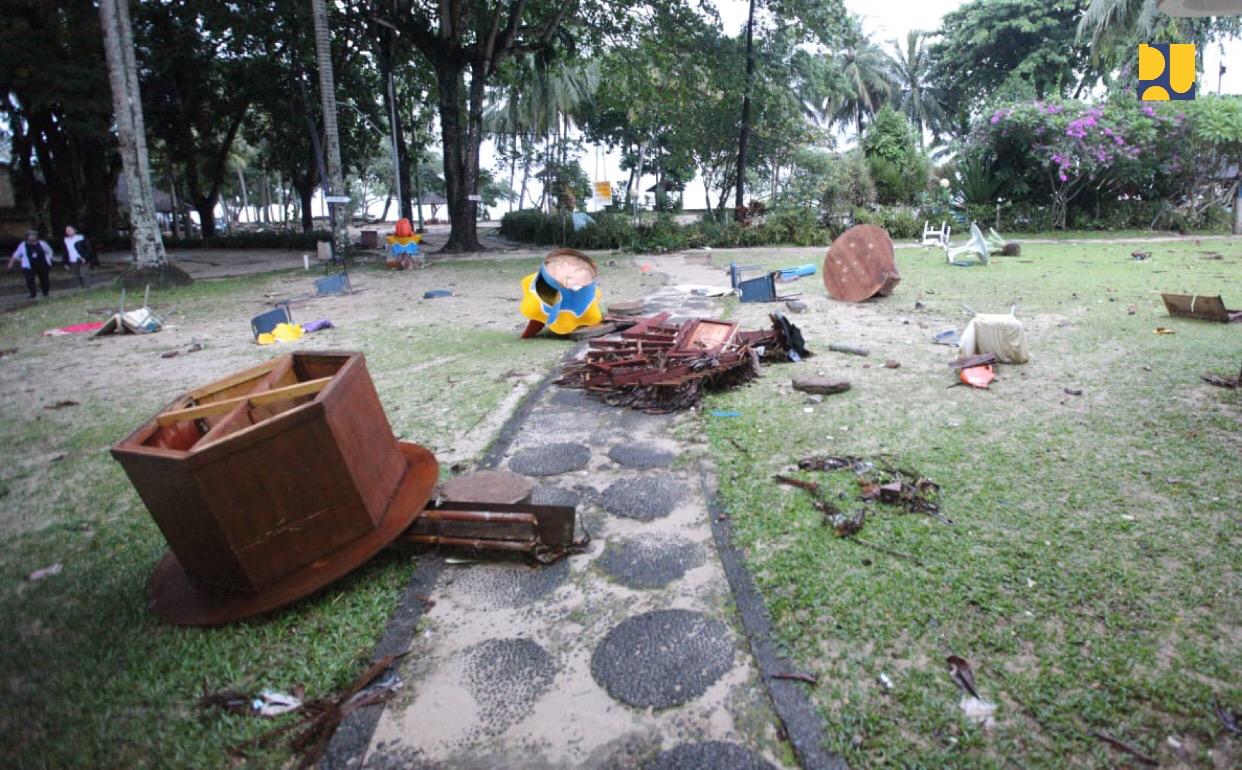 Sisa gelombang tinggi di Anyer. foto:kemenpar