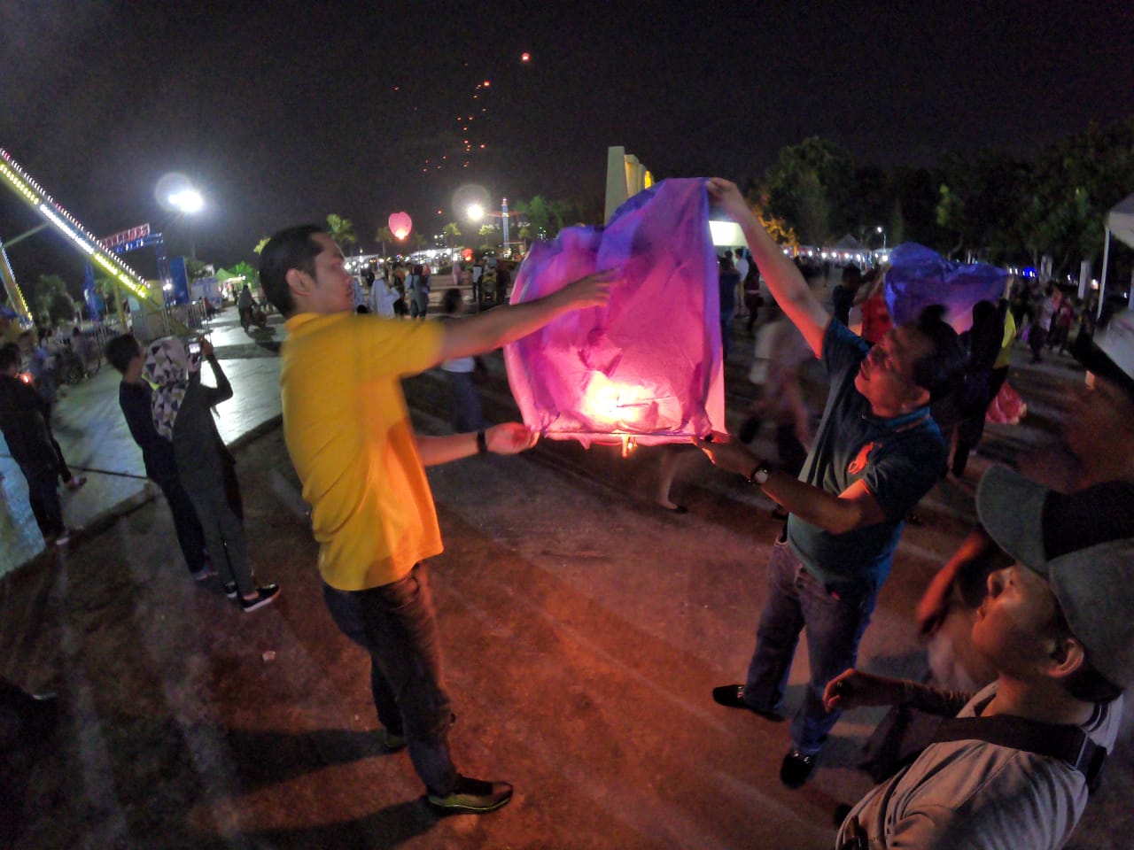 Menandai keramaian dengan balon udara. foto:kemenpar