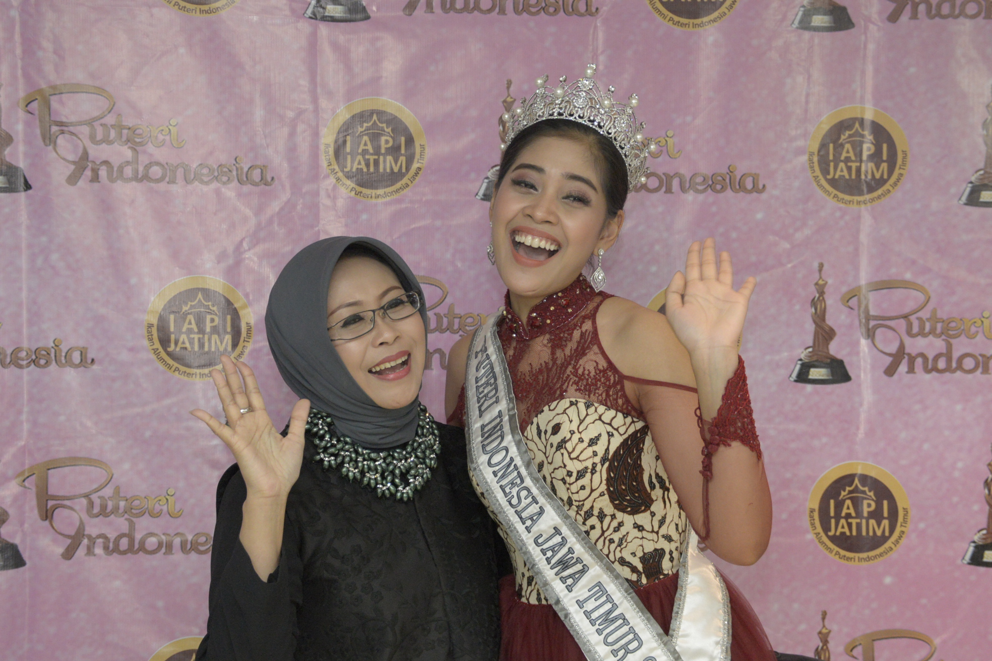 Fatma Saifullah Yusuf bersama Putri Indonesia Jawa Timur. Foto: humas Jatim