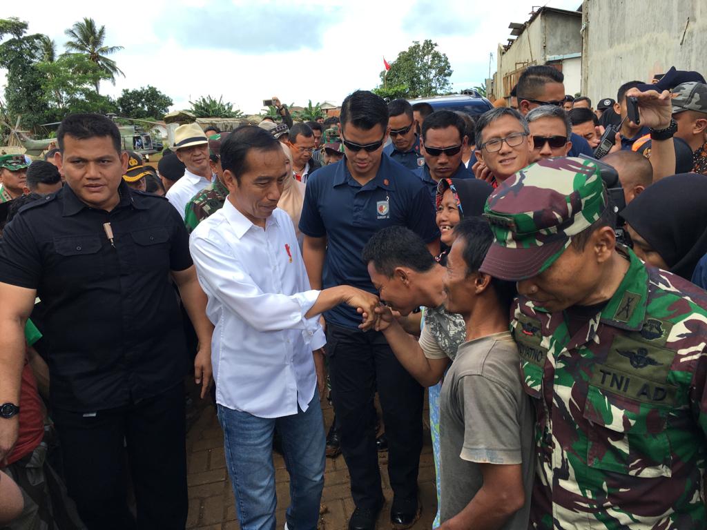 Bertemu pengungsi di Posko Penanggulangan Bencana Kemensos di Lapangan Futsal Rancateureup, Labuan pukul 10.0 WIB. (Foto: Laily Rachev - Biro Pers Sekretariat Presiden)