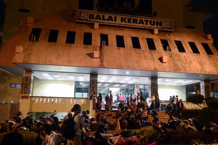 Warga pesisir Kota Bandarlampung mengungsi di Kantor Pemerintah Provinsi Lampung, Lampung, Senin (24/12/2018), untuk menghindari dampak tsunami. (Foto:Antara/Ardiansyah