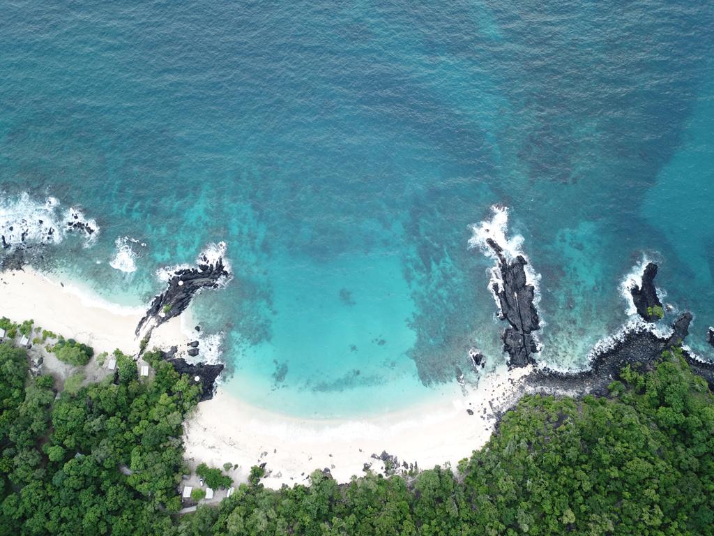 Laut menghijau membiru segarkan mata. foto:pesonaindonesia