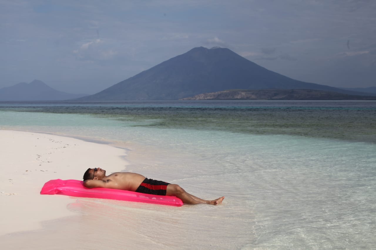 Berjemur dengan pemandangan gunung. foto:pesonaindonesia