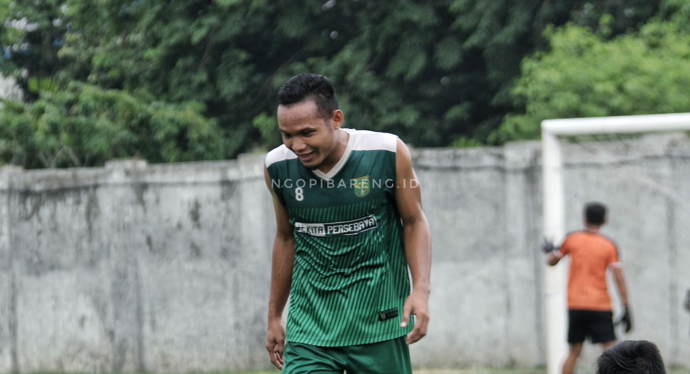 Winger Persebaya, Oktafianus Fernando pilih menjalani Natal bersama keluarga tunangan. (foto: Haris/ngopibareng.id)