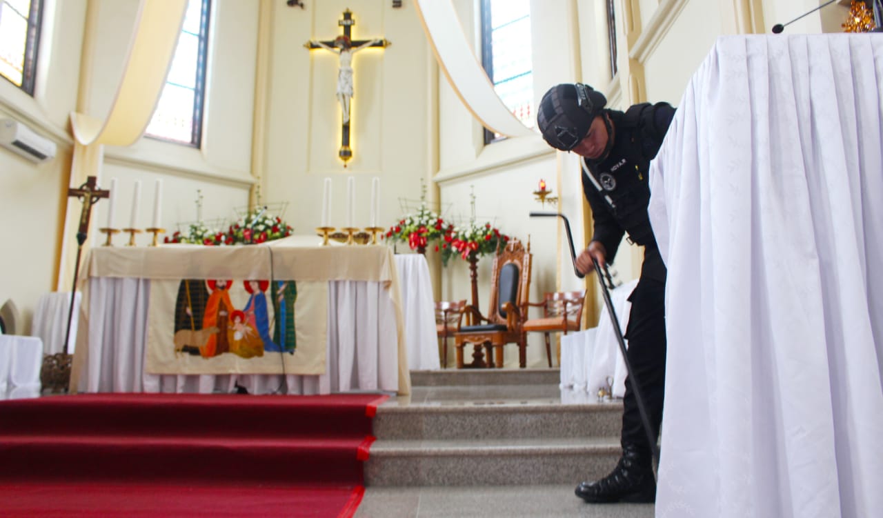 Polisi melakukan sterilisasi di Gereja Paroki Hati Kudus Yesus. 