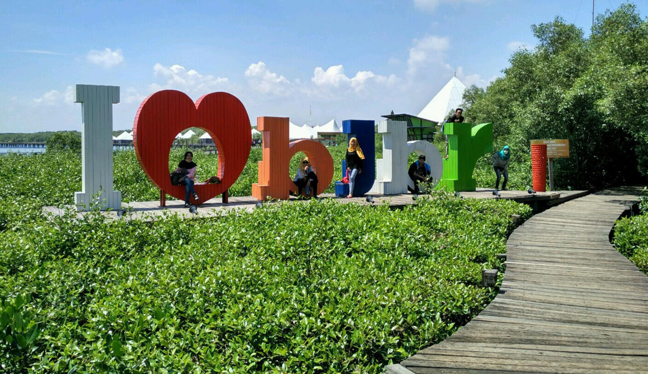 Wisatawan bisa berswafoto di logo raksasa BJBR di Kota Probolinggo. (Foto: Ikhsan/ngopibareng.id)