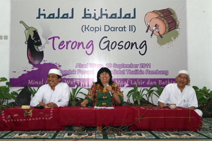 LUWES: Lan Fang ketika bersama KH A Mustofa Bisri dan KH Yahya Cholil Staquf. (Foto: dok ngopibareng.id)