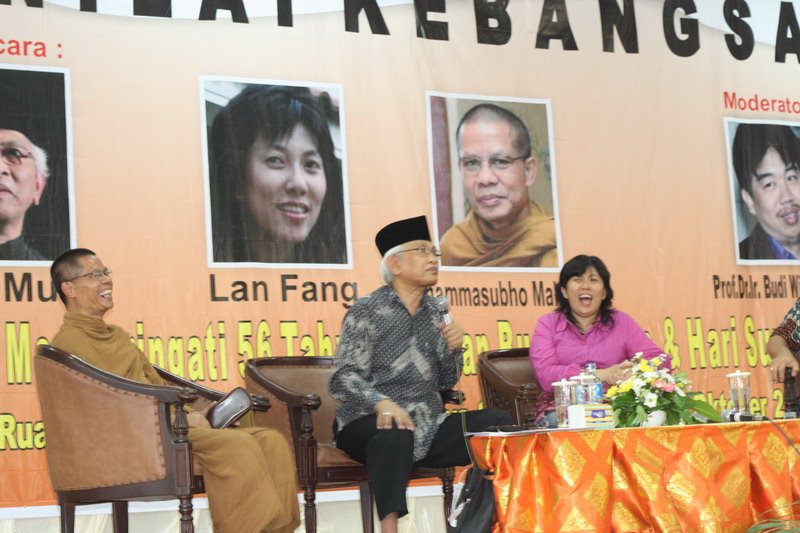 DISKUSI: Lan Fang bersama Gus Mus dalam satu forum diskusi. (Foto: dok ngopibareng.id)