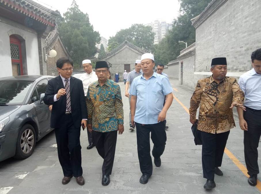 MENUJU MASJID: Ketua Umum beserta rombongan Pimpinan Pusat Muhammadiyah diajak untuk shalat Jumat di masjid pertama yang dibangun di China, Masjid Niu Jie. (Foto: md for ngopibareng.id)