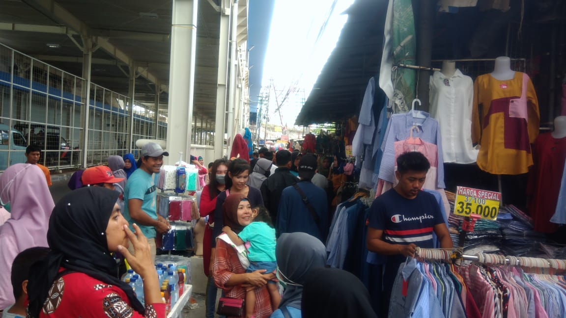 Beberapa PK5 yang masih nekad  berjualan di trotoar di bawah jembatan multi guna. (Foto: Asmanu/ngopibareng).