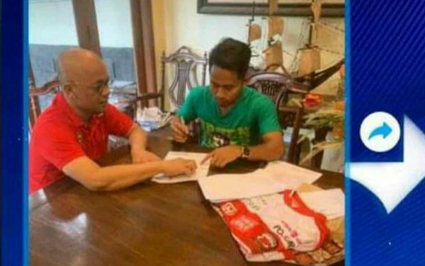 Andik Vermansyah saat tanda tangan kontrak dengan Madura United. (foto: Istimewa)