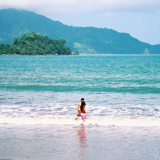 Ilustrasi wisatawan di pantai. (Foto: Umar Alfa/ngopibareng.id)