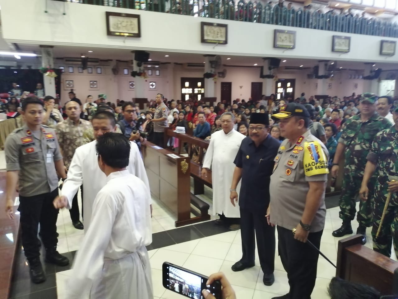 Forkopimda Jatim meninjau misa Natal di Gereja Santa Maria Tak Bercela, Ngagel, Surabaya, Selasa 25 Desember 2018 pagi . (Foto: Farid/ngopibareng.id)