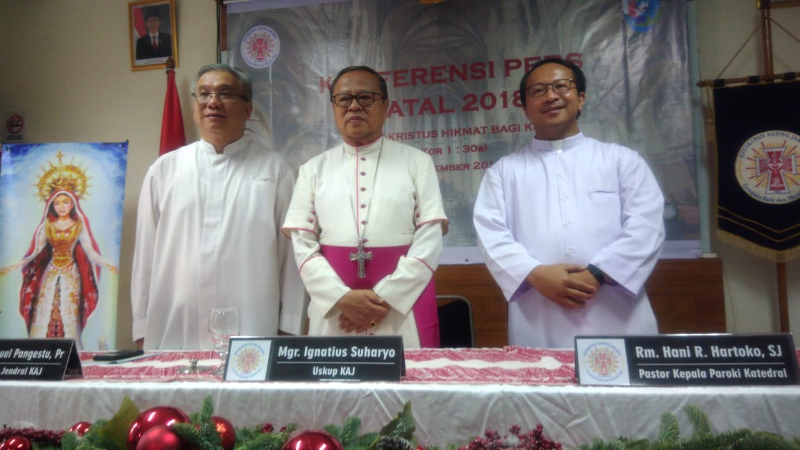 Uskup Agung Keuskupan Jakarta, Mgr Ignatius Suharyo, saat jumpa pers setelah memimpin misa pontifikal di Gereja Katedral Jakarta Rabu 25 Desember. (Foto: Asmanu/ngopibareng.id)