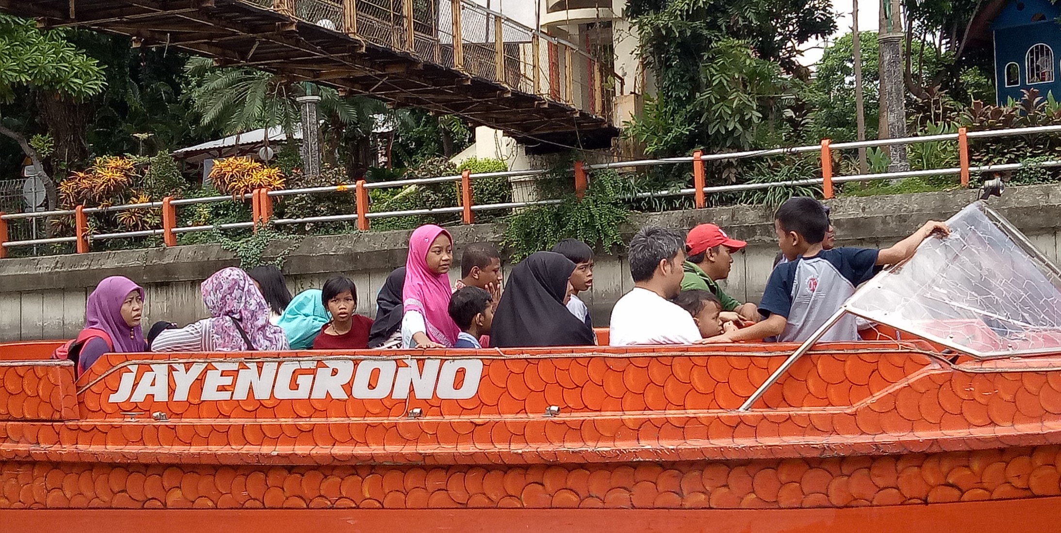 Terlihat antrean dan suasana di dalam kapal yang penuh oleh pengunjung.  25 desember 2018