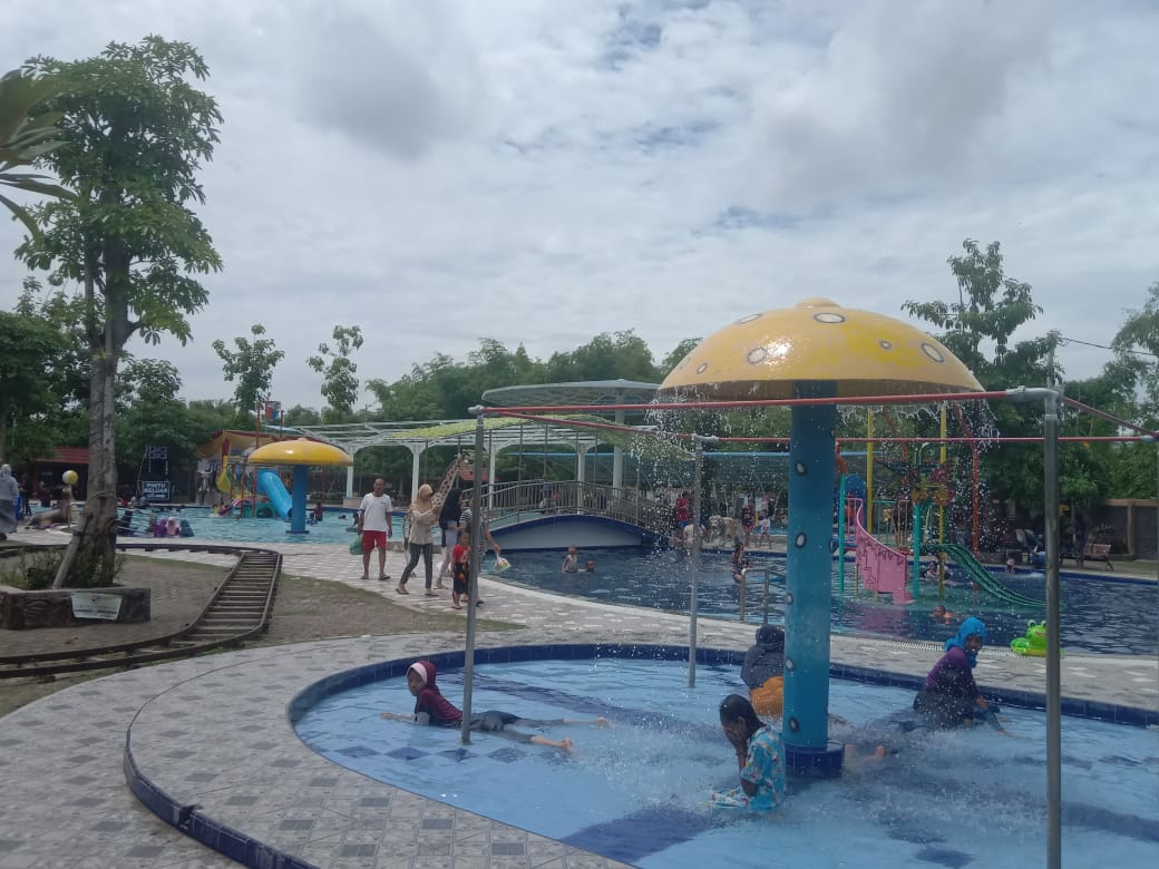 Kolam Renang Refress di Kelurahan Blimbing, Kecamatan Paciran menjadi lokasi wisata menyegarkan mengisi liburan Natal, Selasa, 25 Desember 2018. (Foto: Totok/ngopibareng.id)