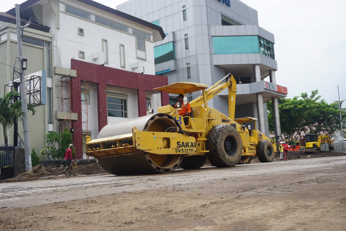 Proses pemadatan Raya Gubeng. (Foto: Farid/ngopibareng.id)