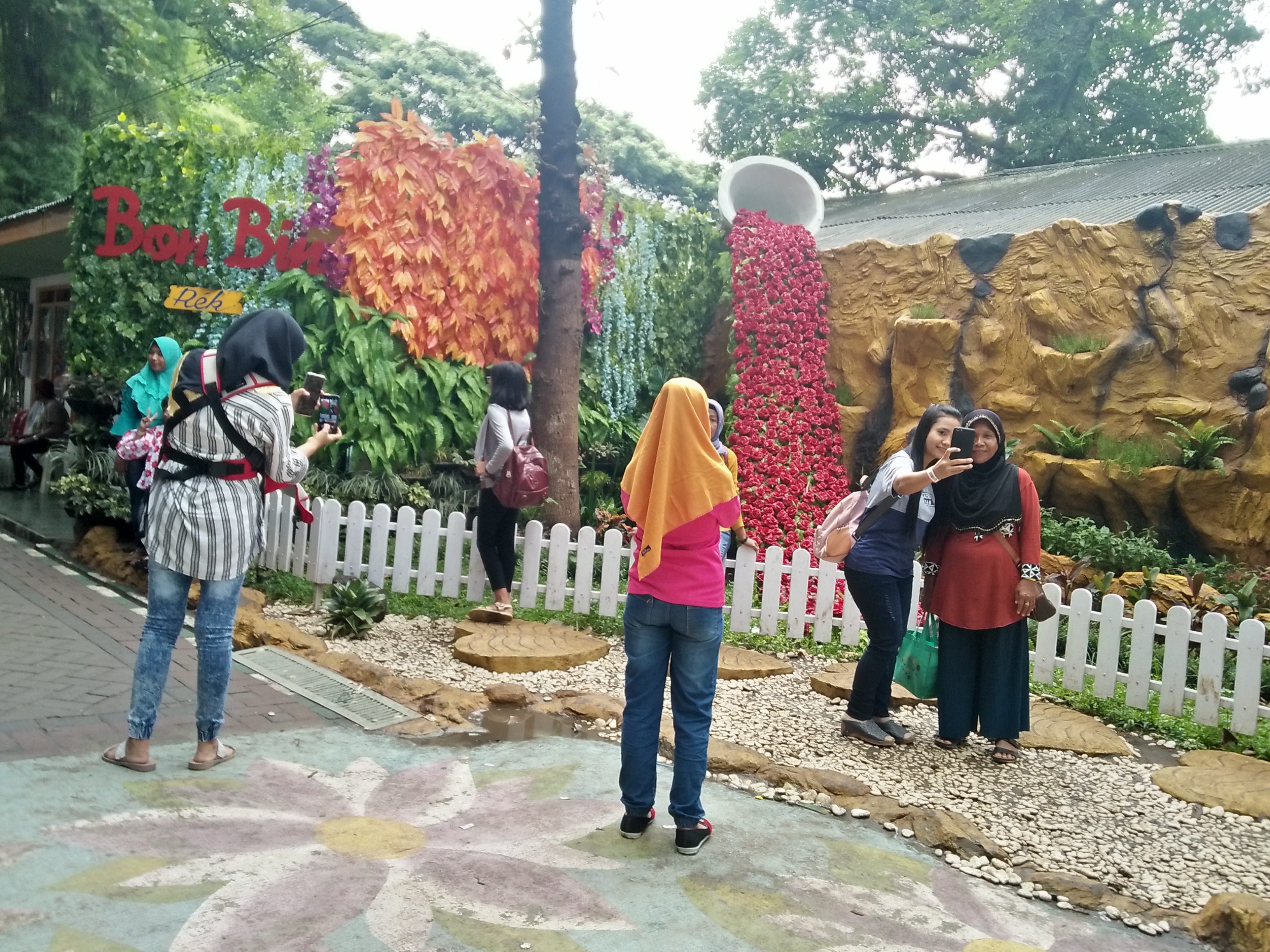 Para pengunjung KBS mengabadikan momen di spot selfie. (Foto: Amanah/ngopibareng.id)