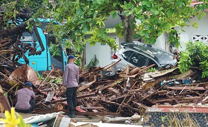 Salah satu hotel di Pantai Carita, Banten yang rusak parah. (Foto: Antara)