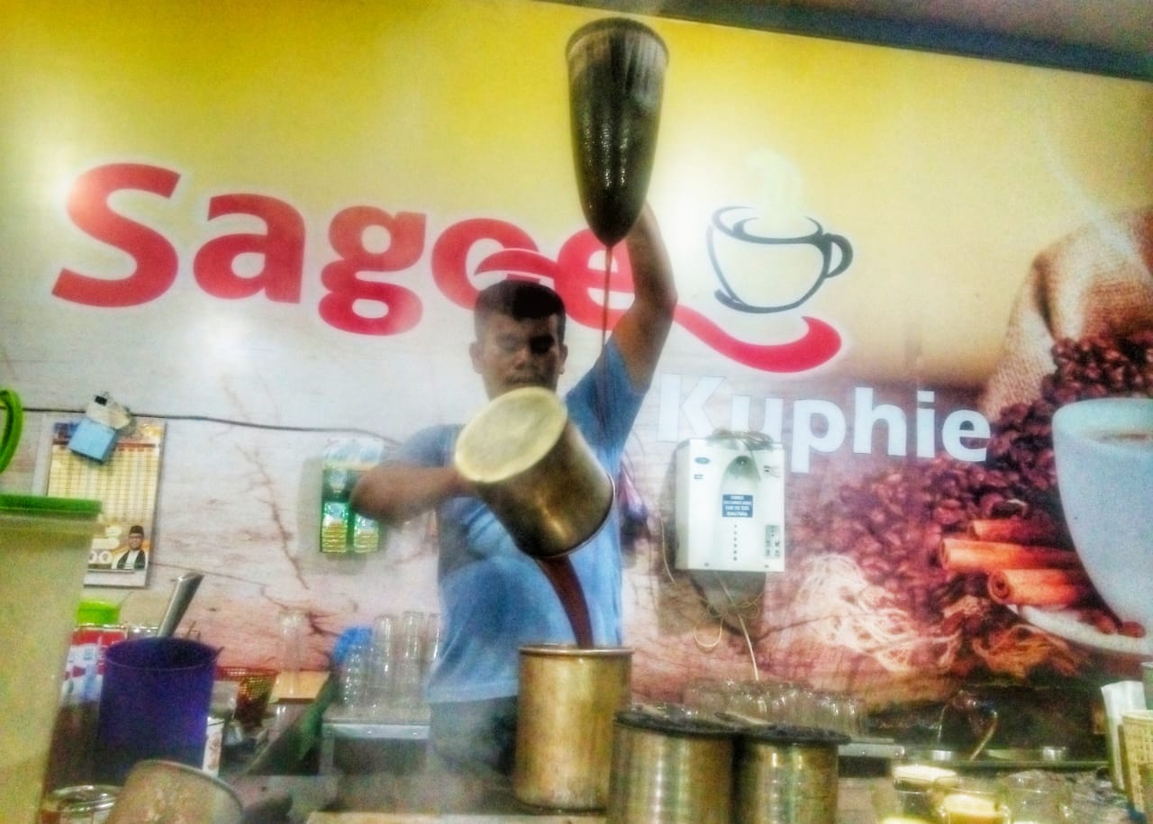 Seperti atraksi, tapi itu sedang meracik kopi. foto:pesonaindonesia