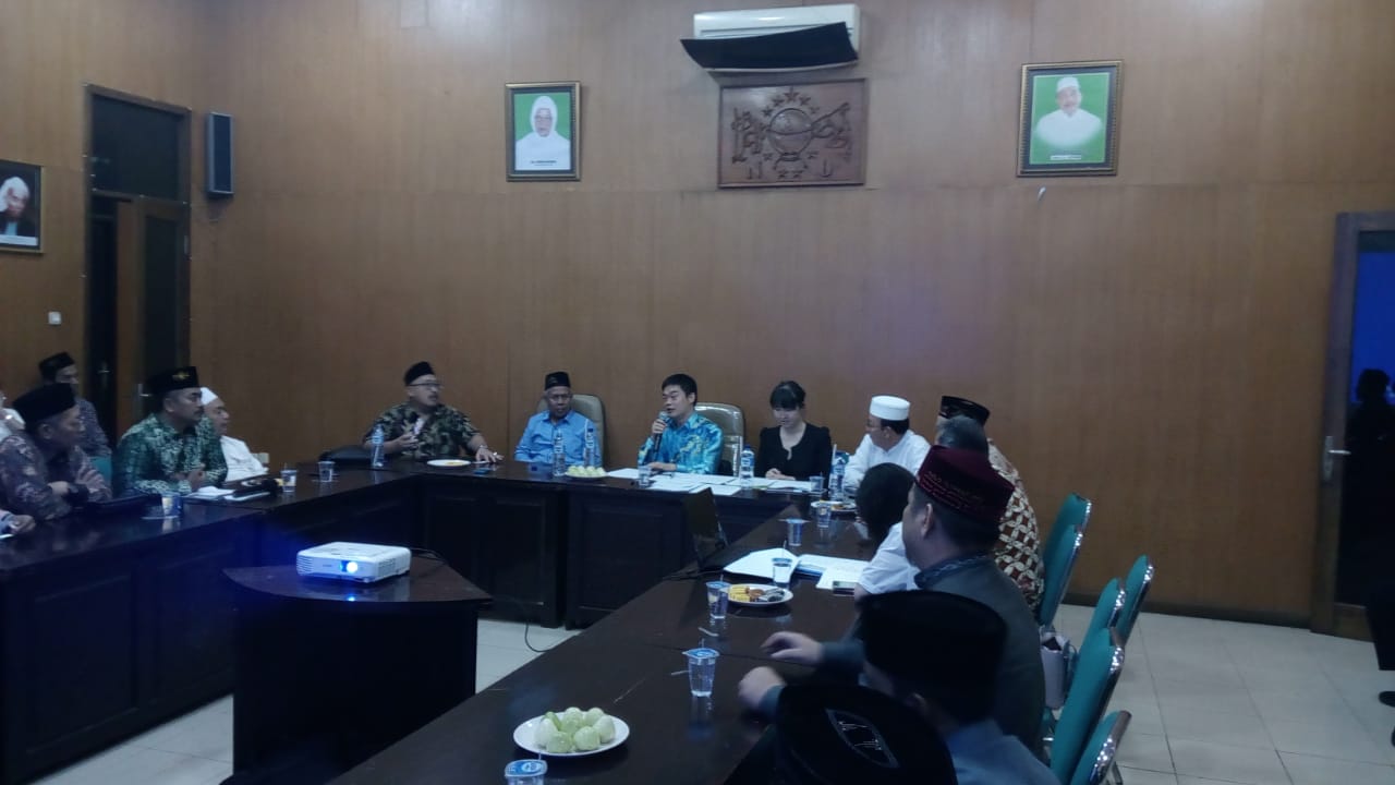 KLARIFIKASI: Konsul Jenderal Republik Rakyat Tiongkok (RRT) di Surabaya Gu Jinggi di PWNU Jatim. (Foto: riadi/ngopibareng.id)