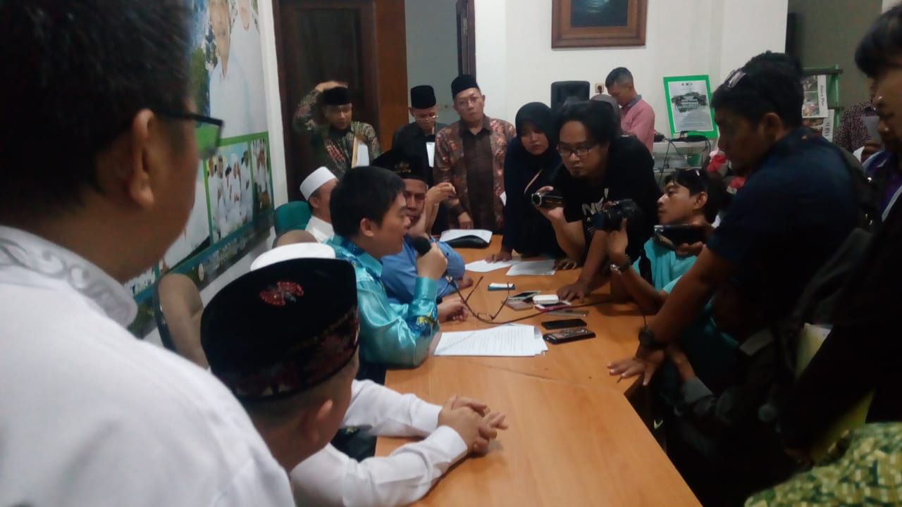 WAWANCARA: Konsul Jenderal Republik Rakyat Tiongkok (RRT) di Surabaya Gu Jinggi di PWNU Jatim. (Foto: riadi/ngopibareng.id)