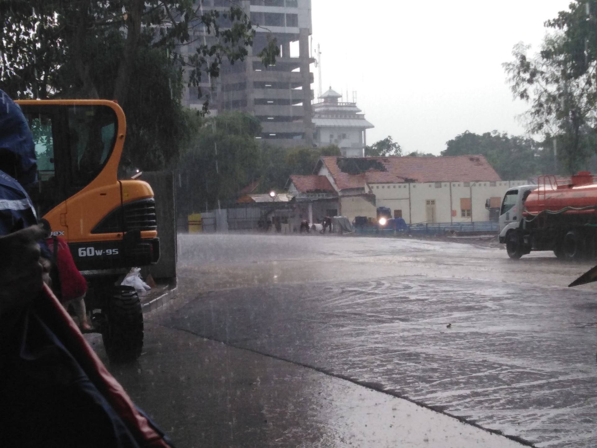 Proses Pengasapalan Jalan Raya Gubeng Surabaya. (foto: farid/ngopibareng.id) 