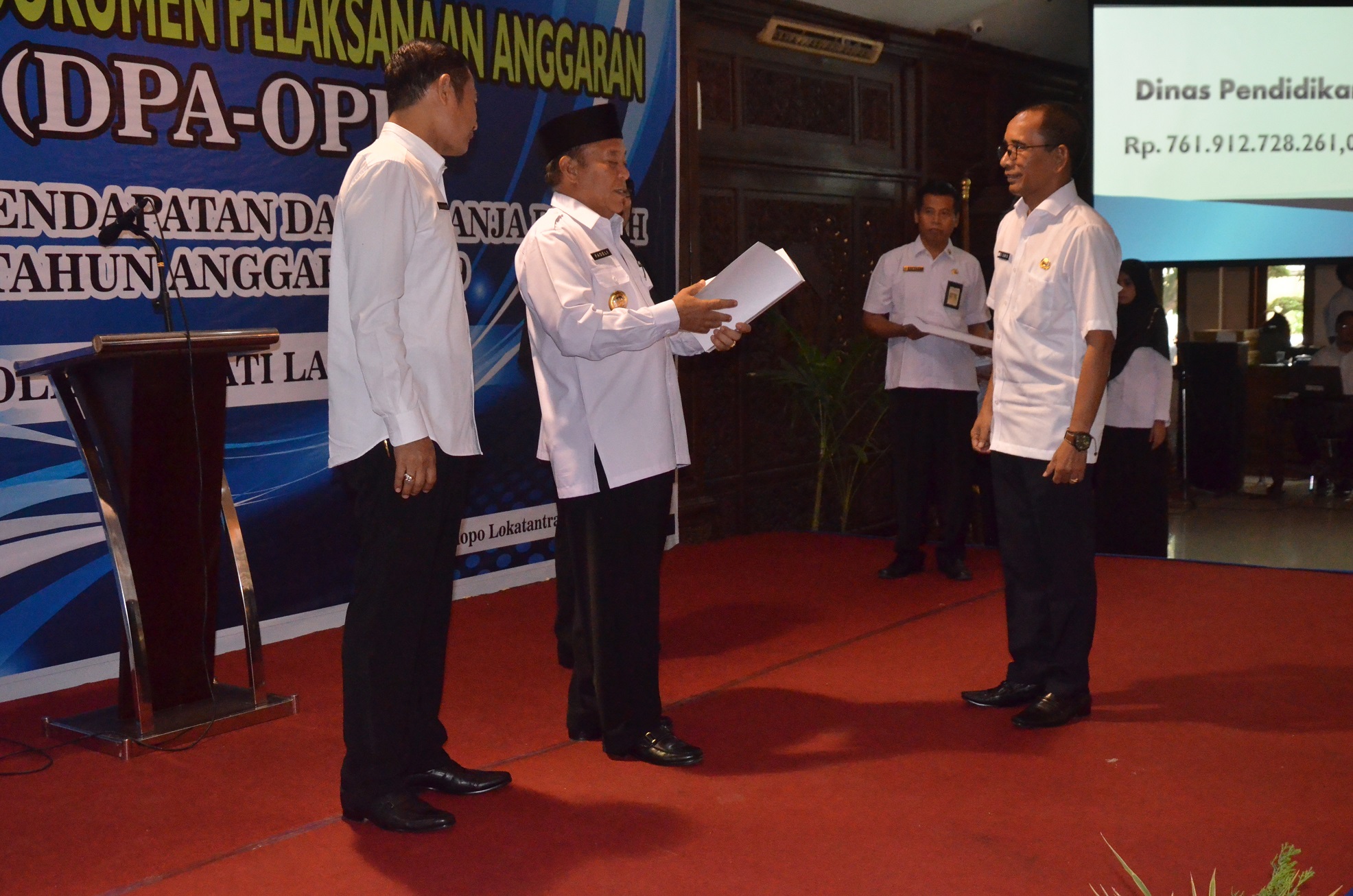 Bupati Lamongan didampingi Sekda Yuhronur Efendi saat menyerahkan penghargaan OPD terbaik. (Foto: Totok/ngopibareng.id)