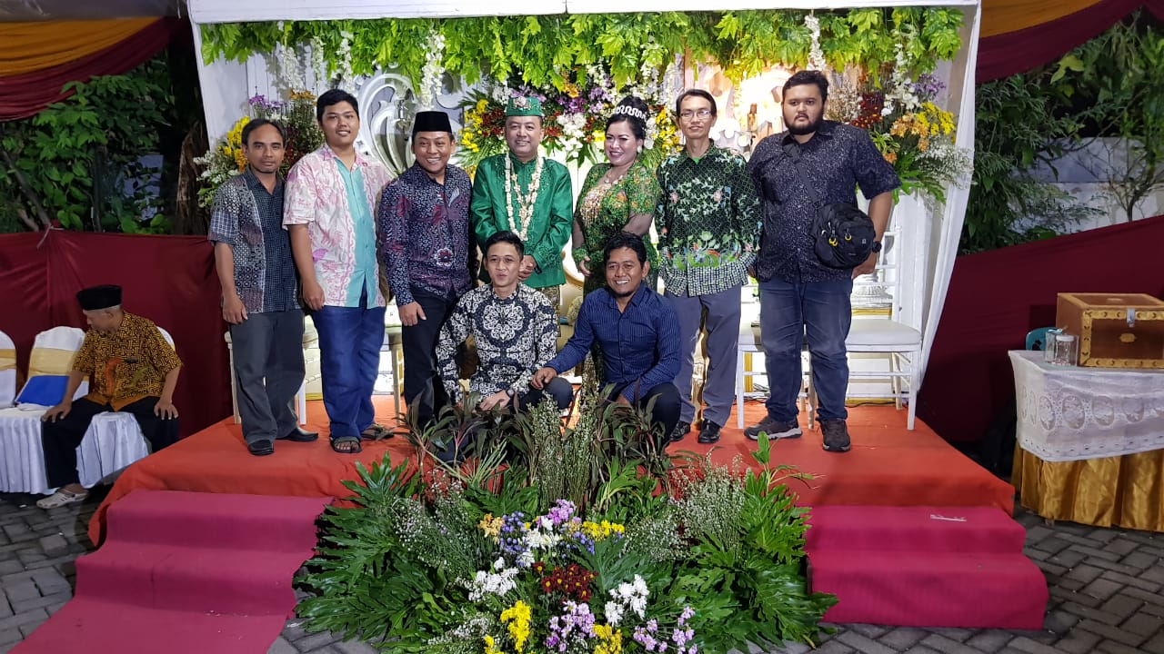 RESEPSI ASYIK: Pasangan Yasmin Fitrida Diat - Dedik Kustiawan, bersama Keluarga Besar ngopibareng.id. (Foto: ngopibareng.id)