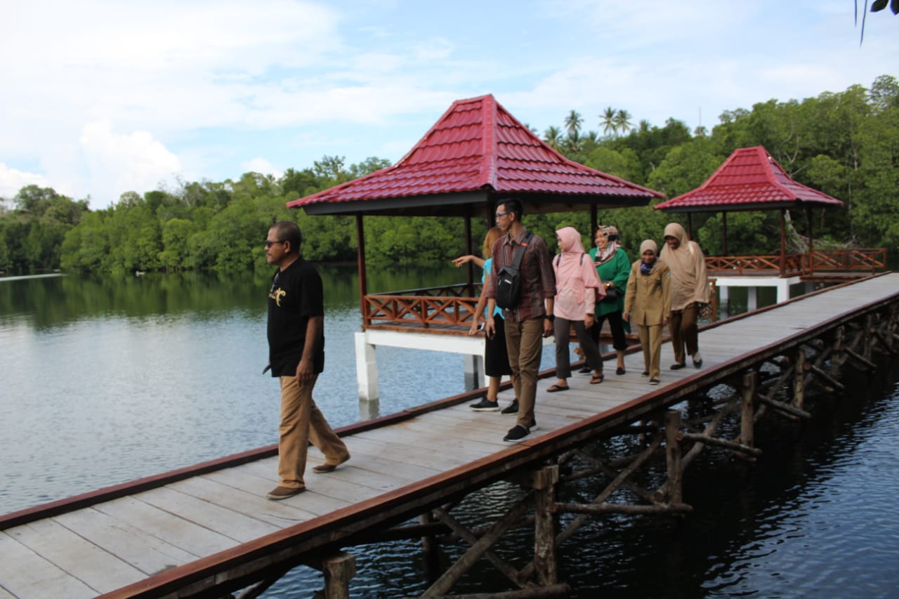 Meninjau lokasi yang memerlukan infrastruktur lanjutan. foto:disbudpar