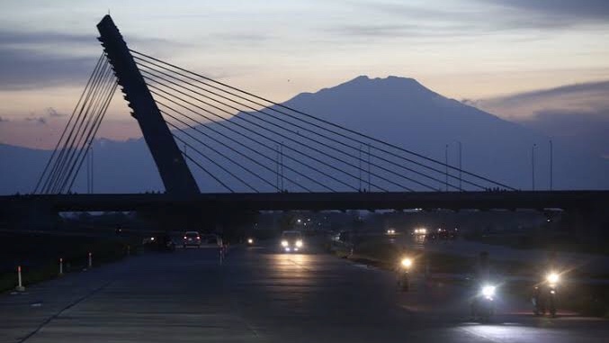 Jembatan di atas jalan tol Trans Jawa di Solo yang tampak indah di sore hari.