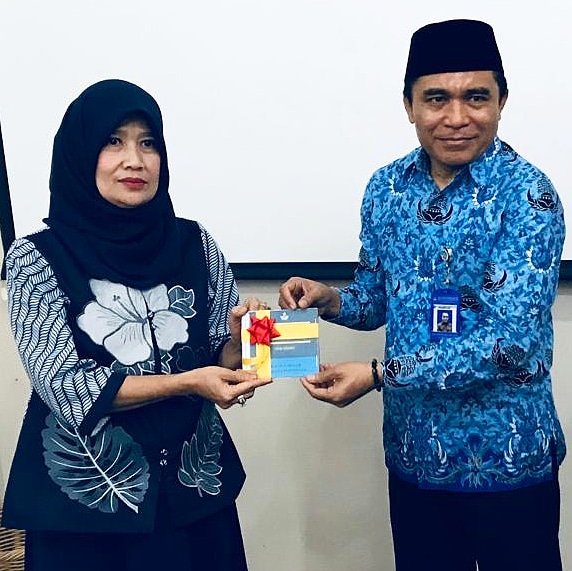 KAMUS : Kepala Pusat Pengembangan dan Pelindungan Bahasa, Badan  Pengembangan dan Pembinaan Bahasa,  Kemendikbud Gufran Ali Ibrahim, menyerahkan master Kamus Bahasa huruf Braille kepada pejabat Kemenkos. (Foto: asmanu sudharso/ngopibareng.id)