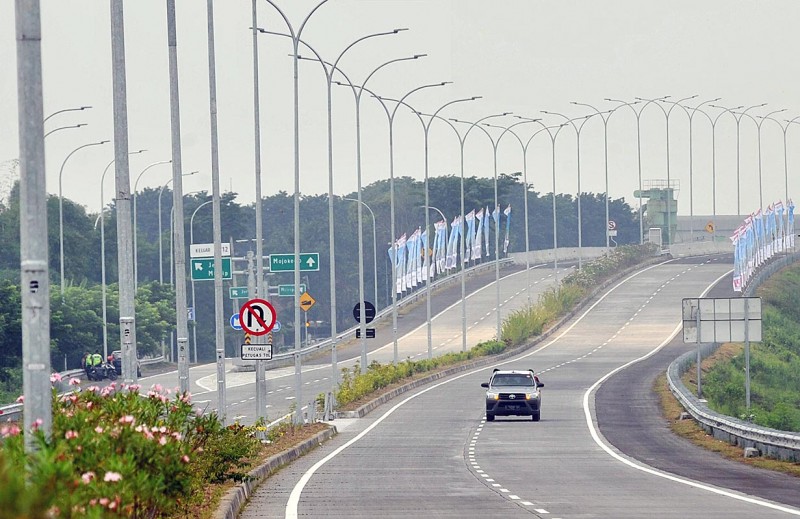 MASIH SEPI: Jaan tol Mojokerto-Surabaya fasilitas menyambut Tahun Baru 2019. (Foto: farid/ngopibareng.id) 