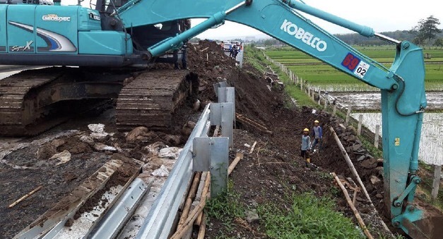 Proses perbaikan talut atau lereng Tol Salatiga-Kartasura. Foto: detik.com