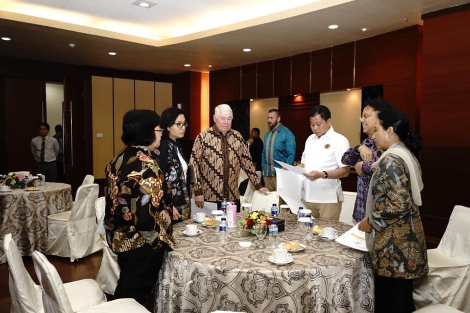 NEGOSIASI: Menteri Keuangan Sri Mulyani, bersama Menteri ESDM Ignasius Jonan, Direktur Utama Inalum, dan CEO Freeport-McMoran dan jajaran Kabinet Kerja Presiden Joko Widodo lainnya. (foto: akun fb sri mulyani for ngopibareng.id)