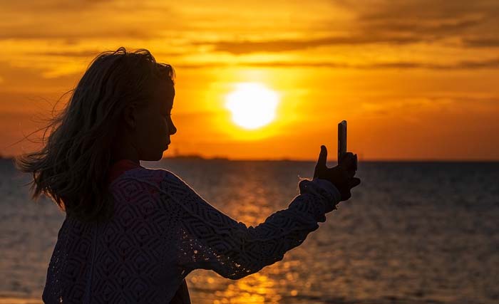 Ilustrasi orang berselfie. (Foto:AFP)